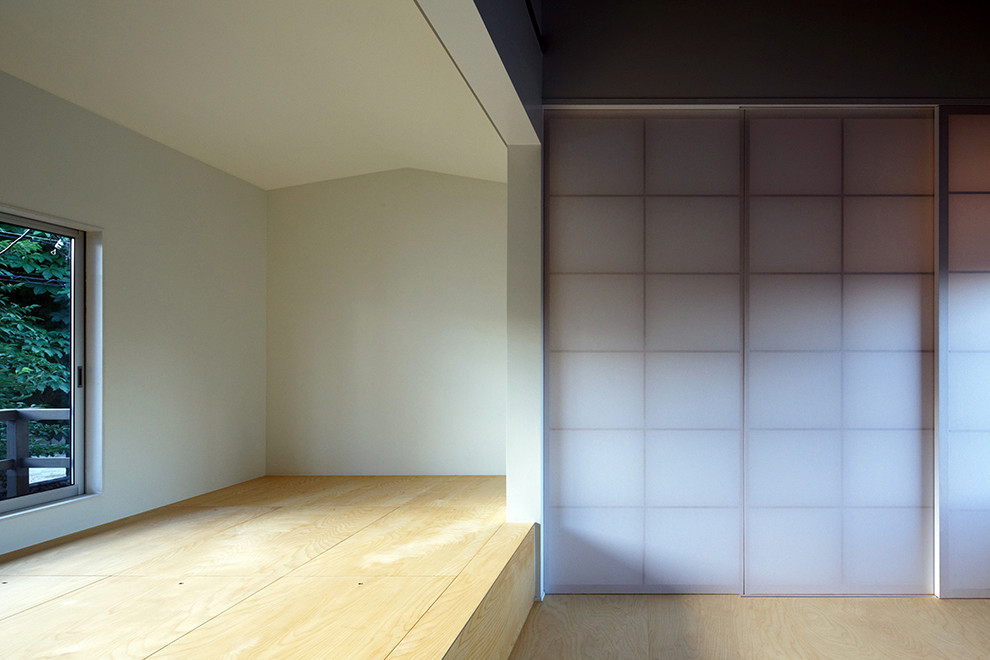 京都にある小さなモダンスタイルのおしゃれな寝室 (白い壁、淡色無垢フローリング)