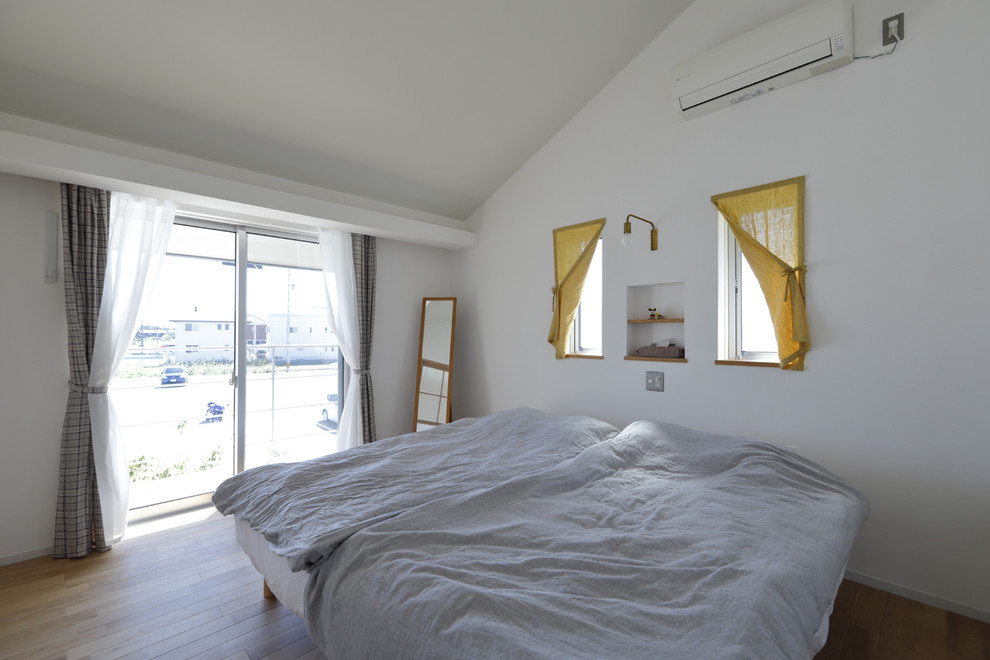 Idee per una camera matrimoniale minimalista con pareti bianche, pavimento in legno massello medio, pavimento beige e soffitto a volta