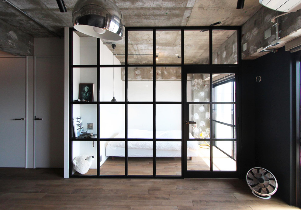 Cette image montre une chambre urbaine avec un mur blanc, parquet peint et un sol gris.