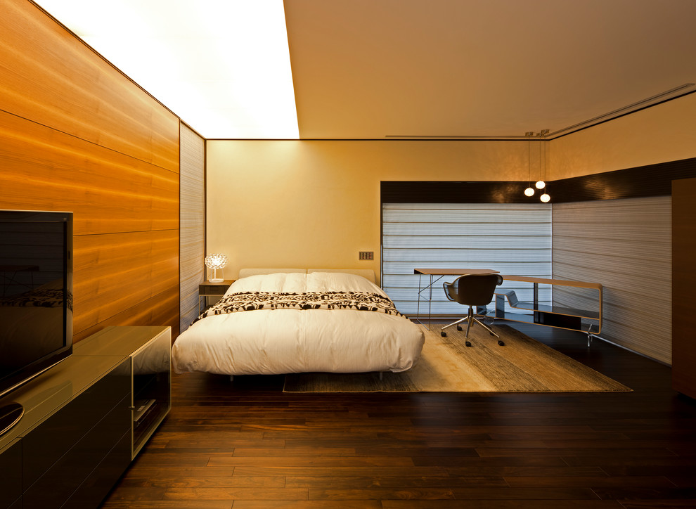 大阪にあるモダンスタイルのおしゃれな寝室 (マルチカラーの壁、濃色無垢フローリング、茶色い床) のレイアウト