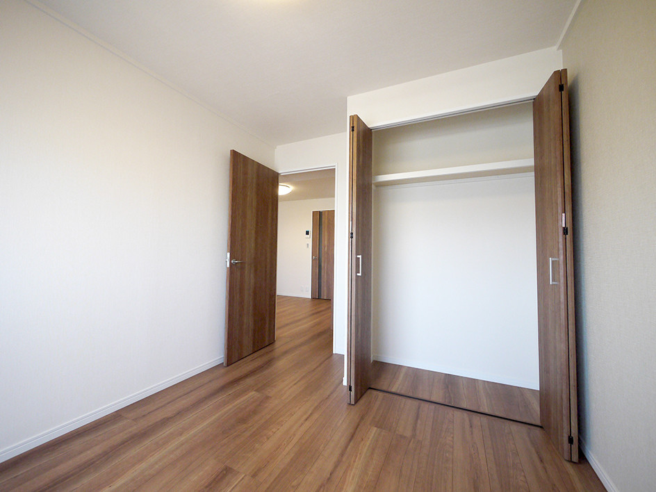 Skandinavisches Hauptschlafzimmer mit weißer Wandfarbe, Sperrholzboden und braunem Boden in Tokio