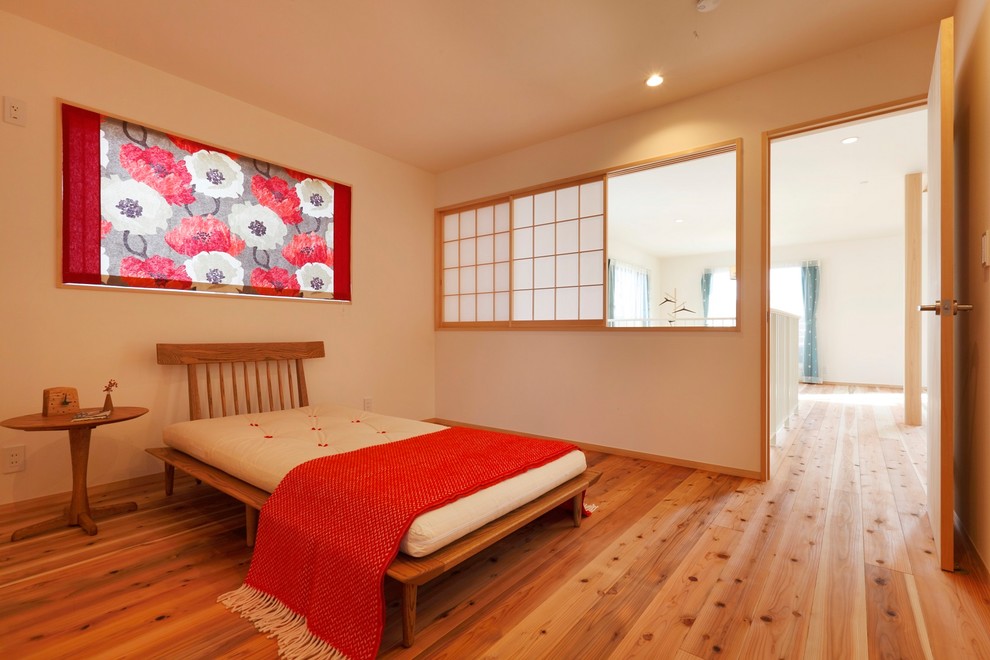他の地域にあるアジアンスタイルのおしゃれな寝室 (ベージュの壁、淡色無垢フローリング) のレイアウト