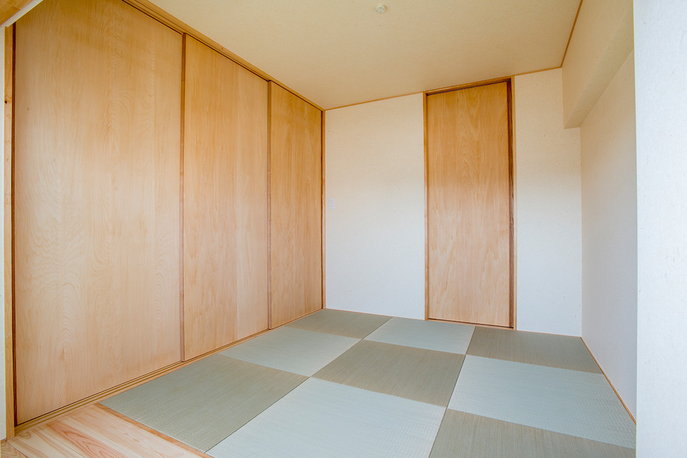 Idées déco pour une chambre parentale asiatique de taille moyenne avec un mur beige, un sol de tatami et un sol vert.