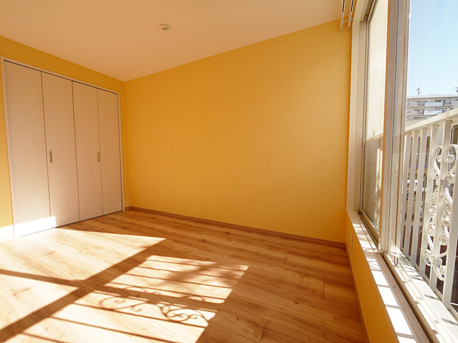 東京23区にある地中海スタイルのおしゃれな主寝室 (黄色い壁、無垢フローリング、茶色い床) のインテリア