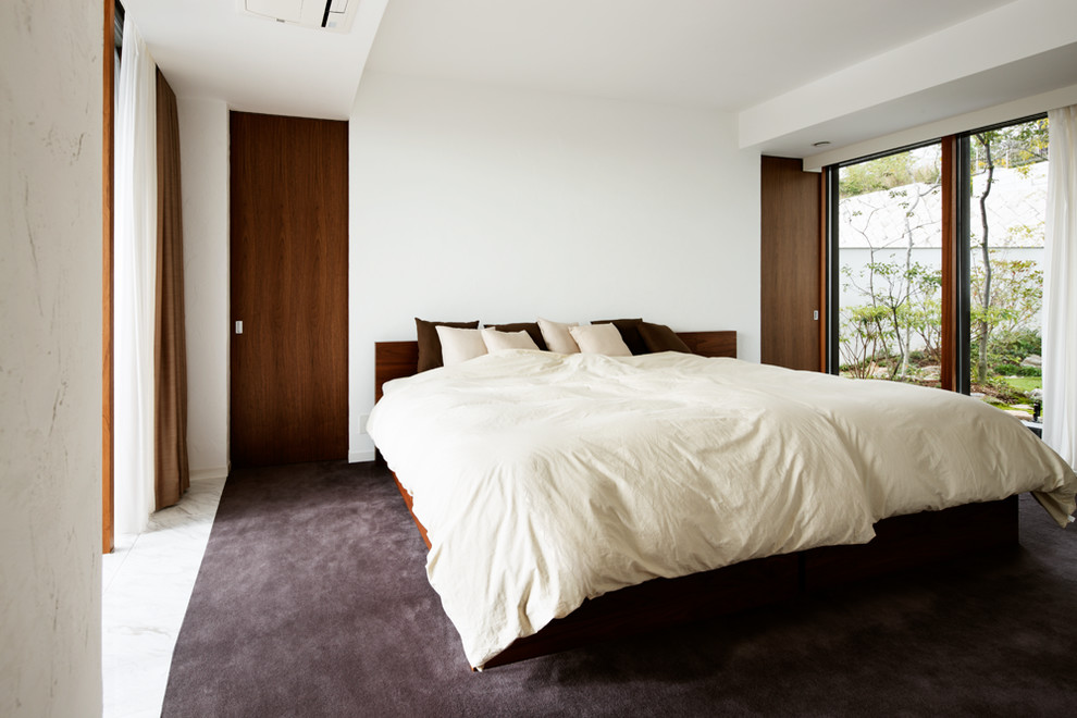 大阪にあるモダンスタイルのおしゃれな主寝室 (白い壁、カーペット敷き、暖炉なし、グレーの床) のレイアウト
