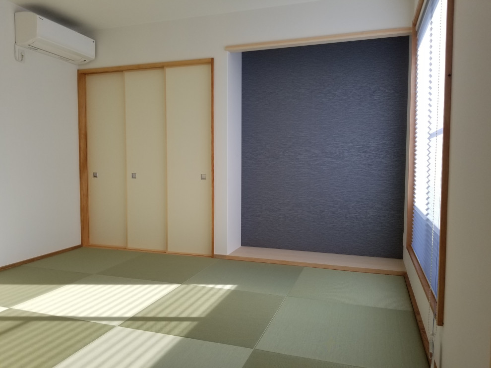 Immagine di una piccola camera degli ospiti etnica con pareti blu e pavimento in tatami