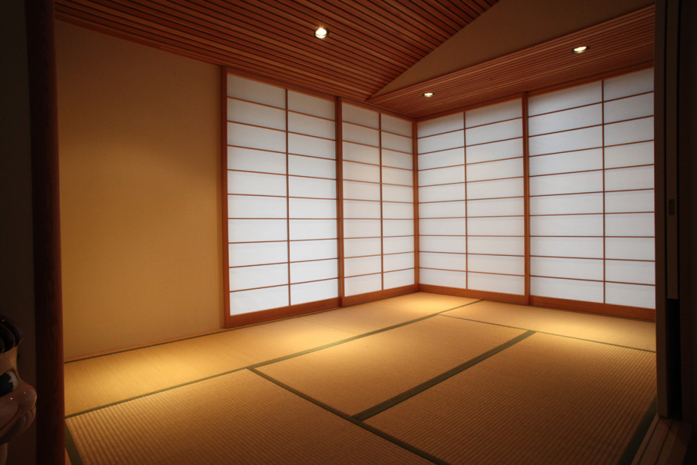 Mittelgroßes Asiatisches Gästezimmer ohne Kamin mit brauner Wandfarbe, Tatami-Boden, beigem Boden und Holzdecke in Sonstige
