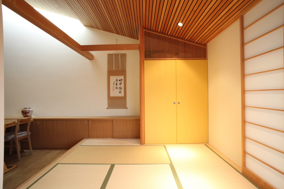 Foto de habitación de invitados asiática de tamaño medio sin chimenea con paredes marrones, tatami, suelo beige y madera