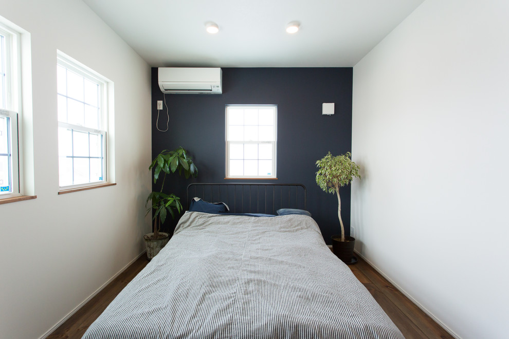 他の地域にあるミッドセンチュリースタイルのおしゃれな寝室 (マルチカラーの壁、濃色無垢フローリング、茶色い床) のレイアウト