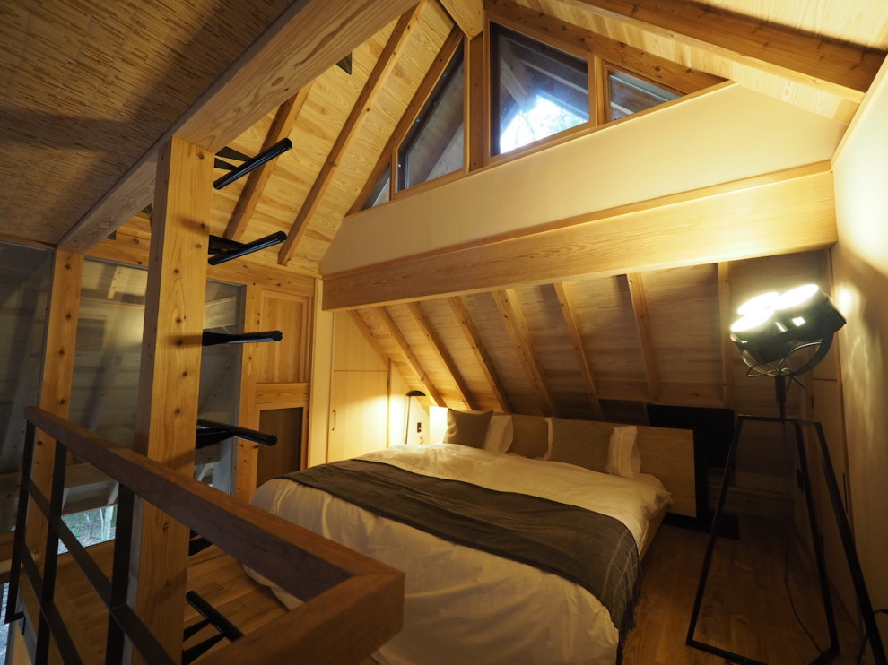 Kleines Asiatisches Hauptschlafzimmer mit weißer Wandfarbe, hellem Holzboden, beigem Boden und freigelegten Dachbalken in Sonstige