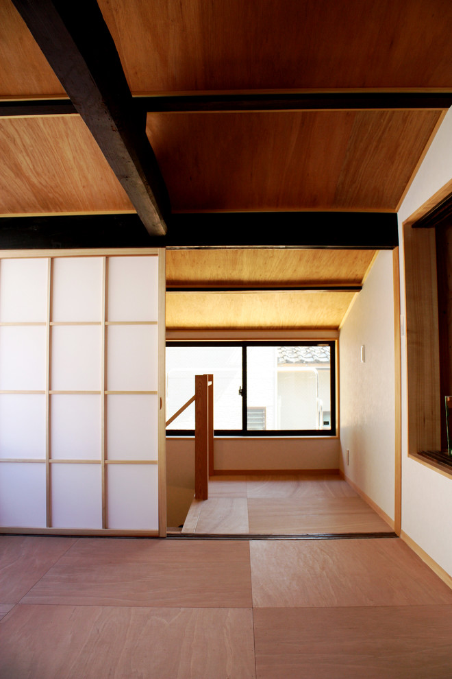 Idées déco pour une petite chambre parentale asiatique avec un mur blanc, parquet clair et un sol beige.