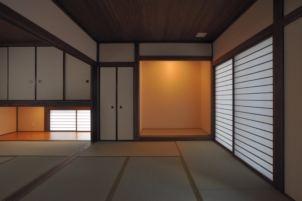Inspiration pour une chambre d'amis asiatique avec un mur blanc et un sol de tatami.