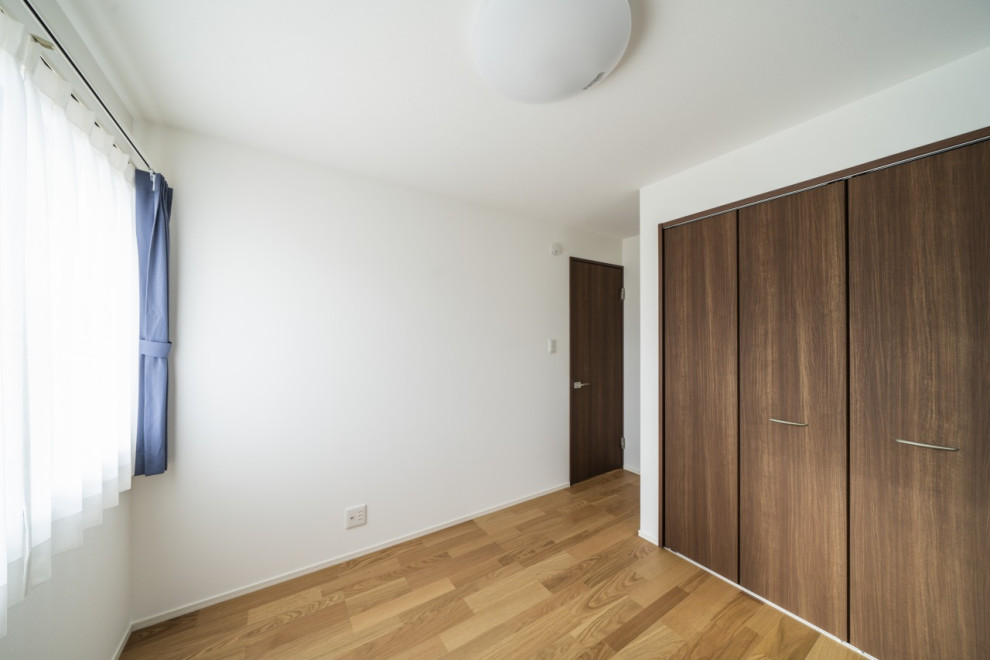 Esempio di una camera da letto minimal di medie dimensioni con parquet chiaro, pavimento beige e soffitto in carta da parati