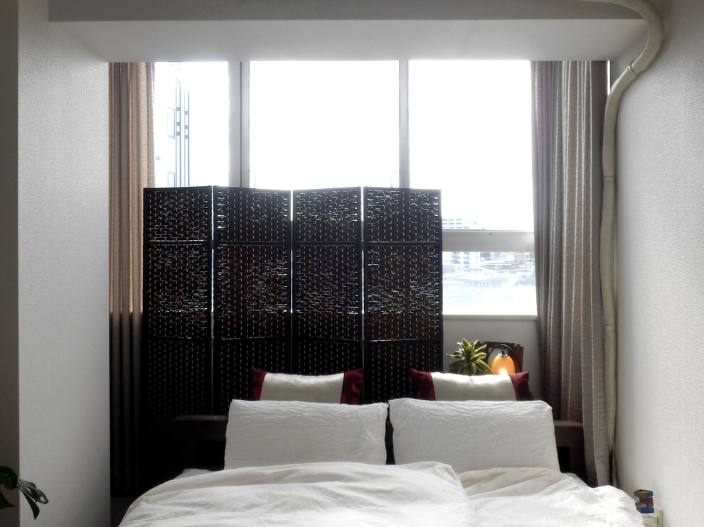東京23区にある中くらいなアジアンスタイルのおしゃれな主寝室 (白い壁、クッションフロア、茶色い床) のレイアウト