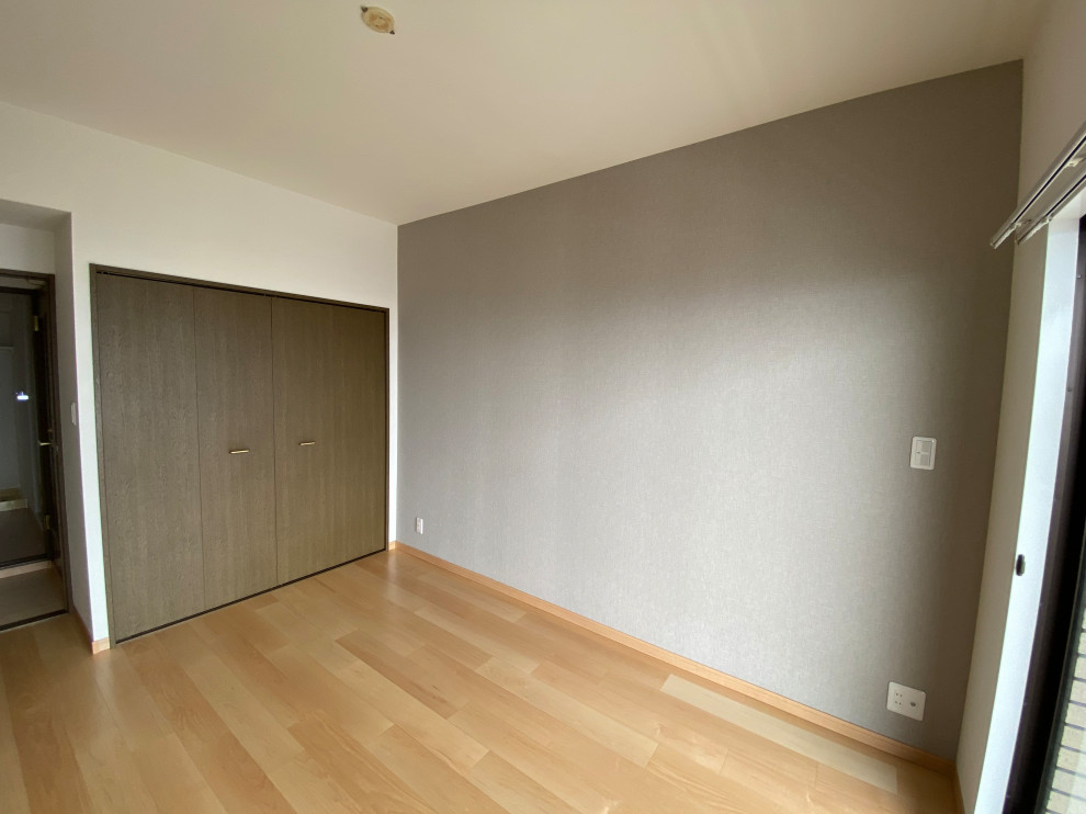 Mittelgroßes Modernes Schlafzimmer mit weißer Wandfarbe, Sperrholzboden, beigem Boden, Tapetendecke und Tapetenwänden in Sonstige