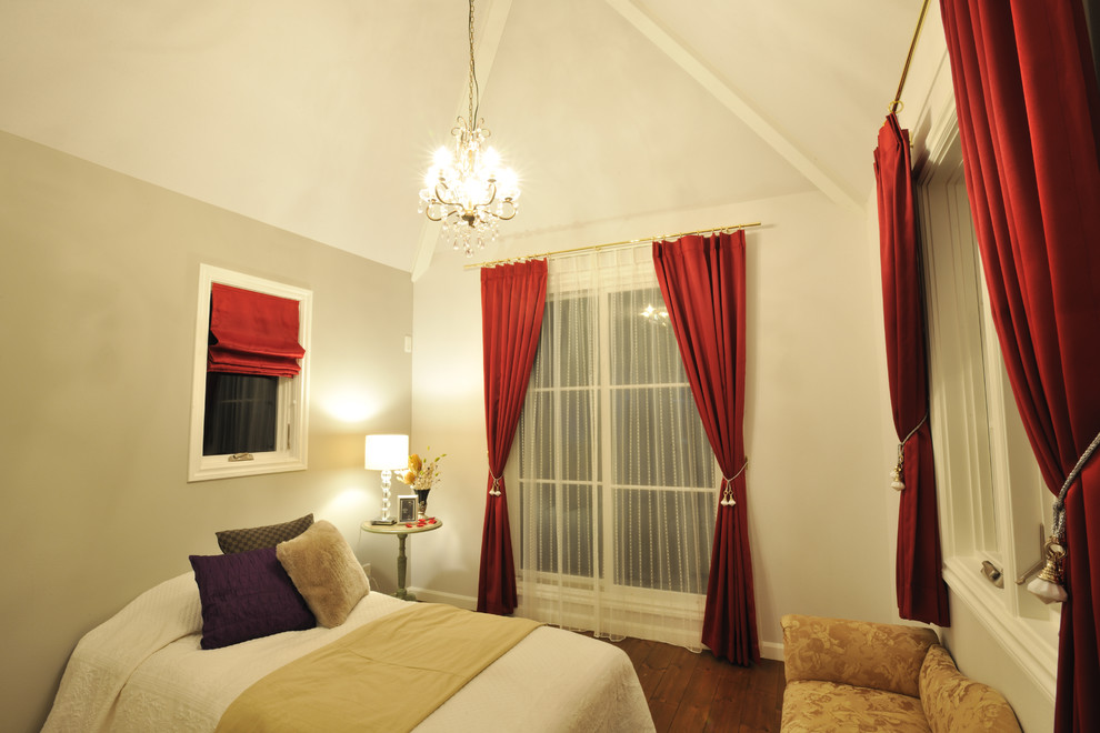 Idee per una camera matrimoniale classica con pareti bianche, parquet scuro e pavimento marrone