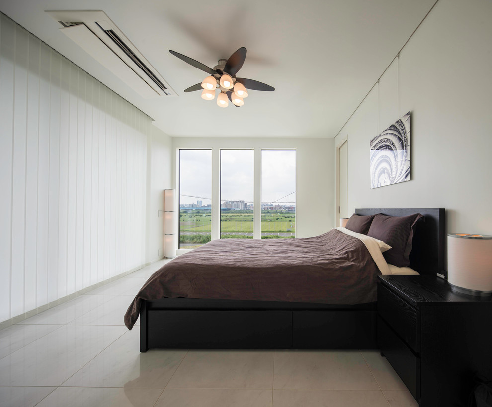 Стильный дизайн: спальня в стиле модернизм с белыми стенами и белым полом - последний тренд