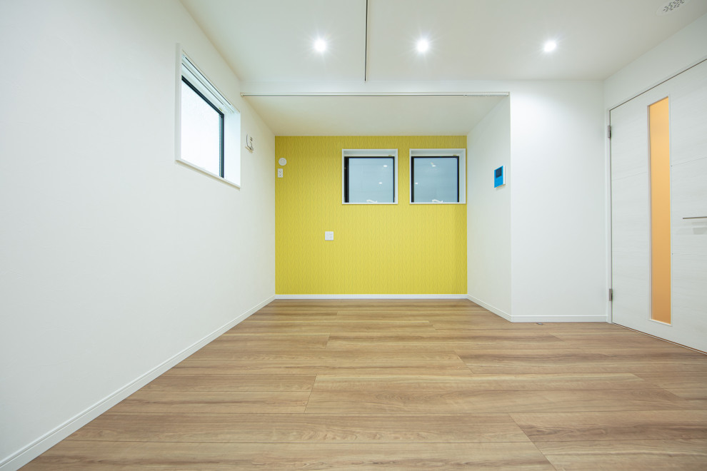 Immagine di una camera degli ospiti design di medie dimensioni con pareti bianche, pavimento in legno verniciato, nessun camino, pavimento marrone, soffitto in carta da parati e carta da parati