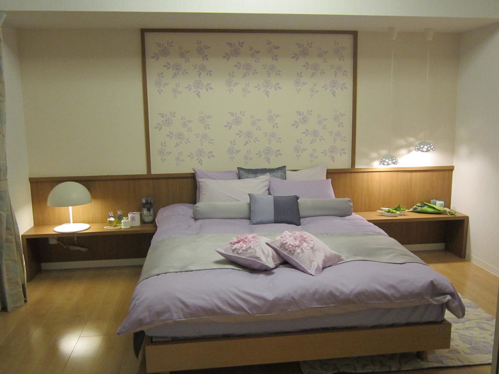 Esempio di una camera matrimoniale minimal con pareti viola e pavimento in compensato
