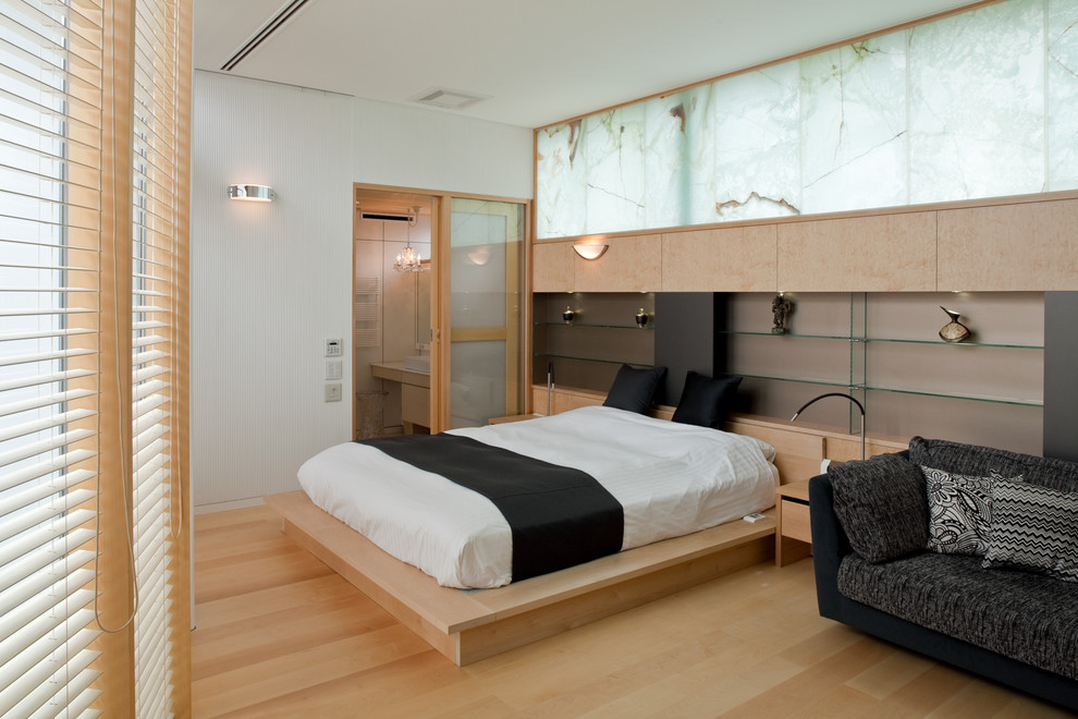 東京都下にあるコンテンポラリースタイルのおしゃれな寝室 (白い壁、淡色無垢フローリング) のインテリア