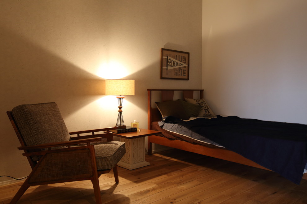 Bedroom - mid-sized modern master medium tone wood floor bedroom idea in Tokyo