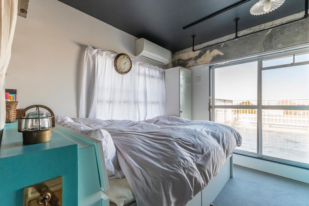 Idee per una camera da letto industriale con pareti bianche e pavimento grigio