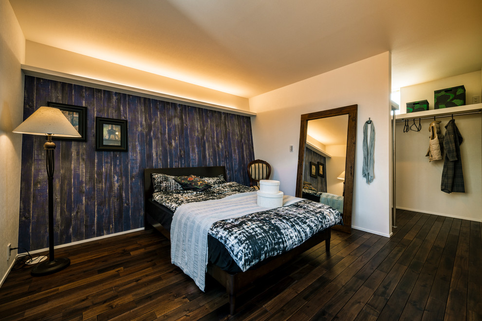 На фото: спальня в современном стиле с разноцветными стенами, темным паркетным полом и коричневым полом с