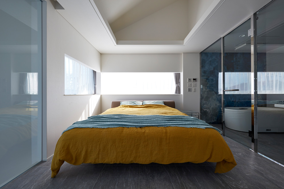 東京23区にあるコンテンポラリースタイルのおしゃれな寝室 (白い壁、グレーの床) のインテリア