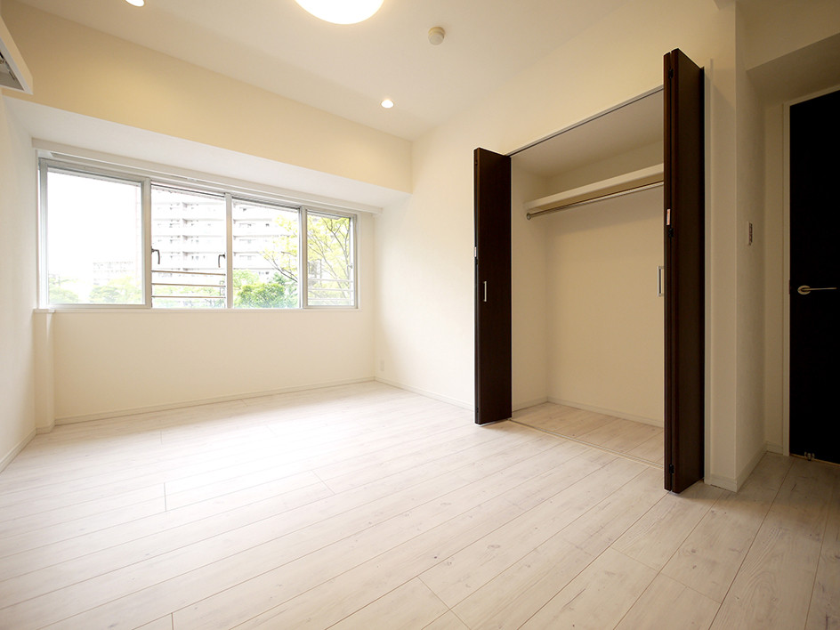 Idéer för funkis huvudsovrum, med vita väggar, plywoodgolv och vitt golv