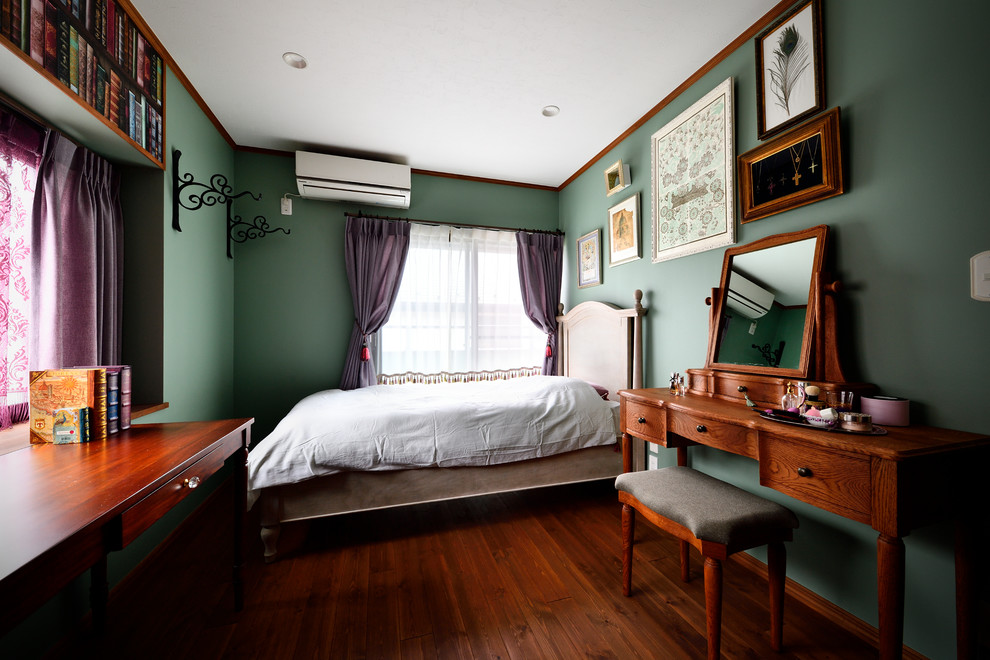 他の地域にあるヴィクトリアン調のおしゃれな寝室 (緑の壁、無垢フローリング、茶色い床)