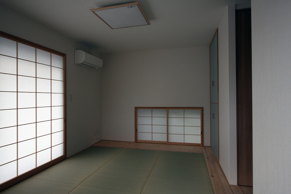Großes Asiatisches Gästezimmer mit weißer Wandfarbe und Tatami-Boden in Tokio Peripherie