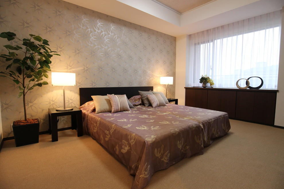 横浜にあるトランジショナルスタイルのおしゃれな寝室 (グレーの壁、カーペット敷き、茶色い床)