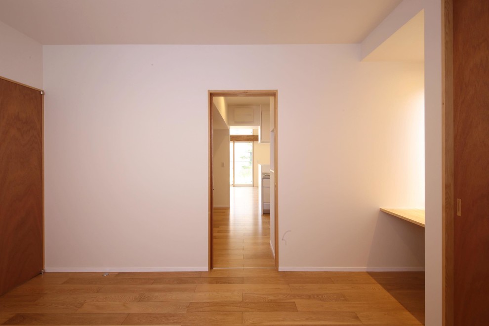 Mittelgroßes Modernes Gästezimmer ohne Kamin mit weißer Wandfarbe, Sperrholzboden, braunem Boden, Tapetendecke und Tapetenwänden in Sonstige