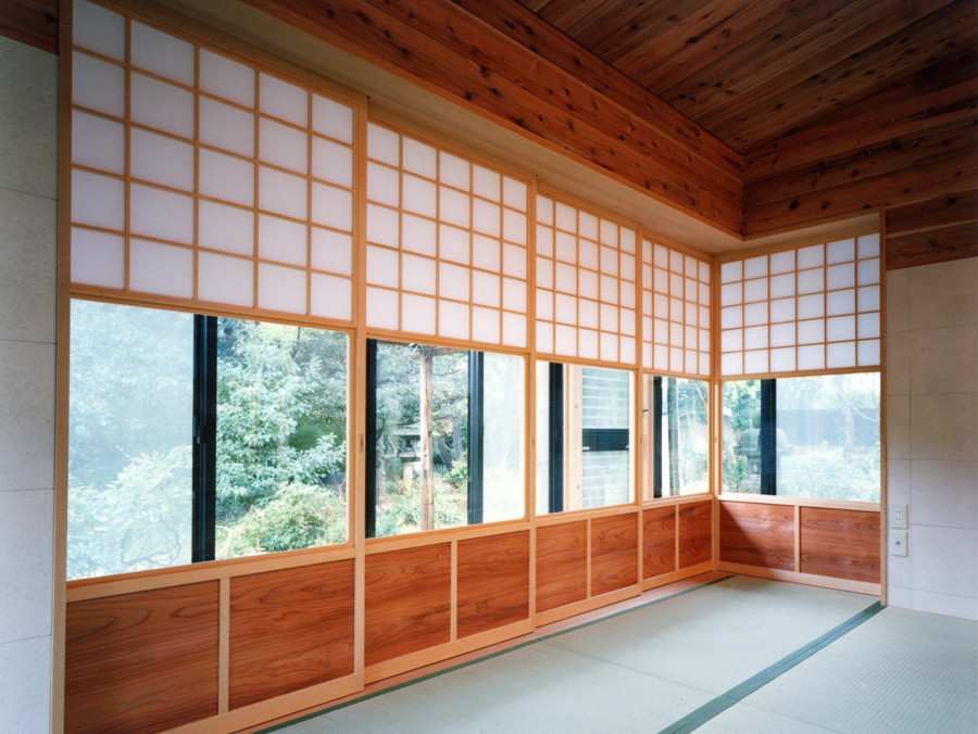 Diseño de dormitorio principal minimalista grande con paredes blancas, tatami, madera y madera