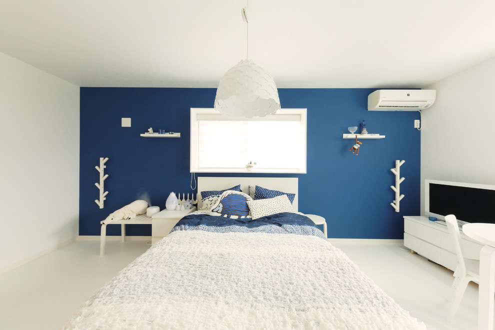Foto de dormitorio principal nórdico de tamaño medio con paredes blancas y suelo blanco