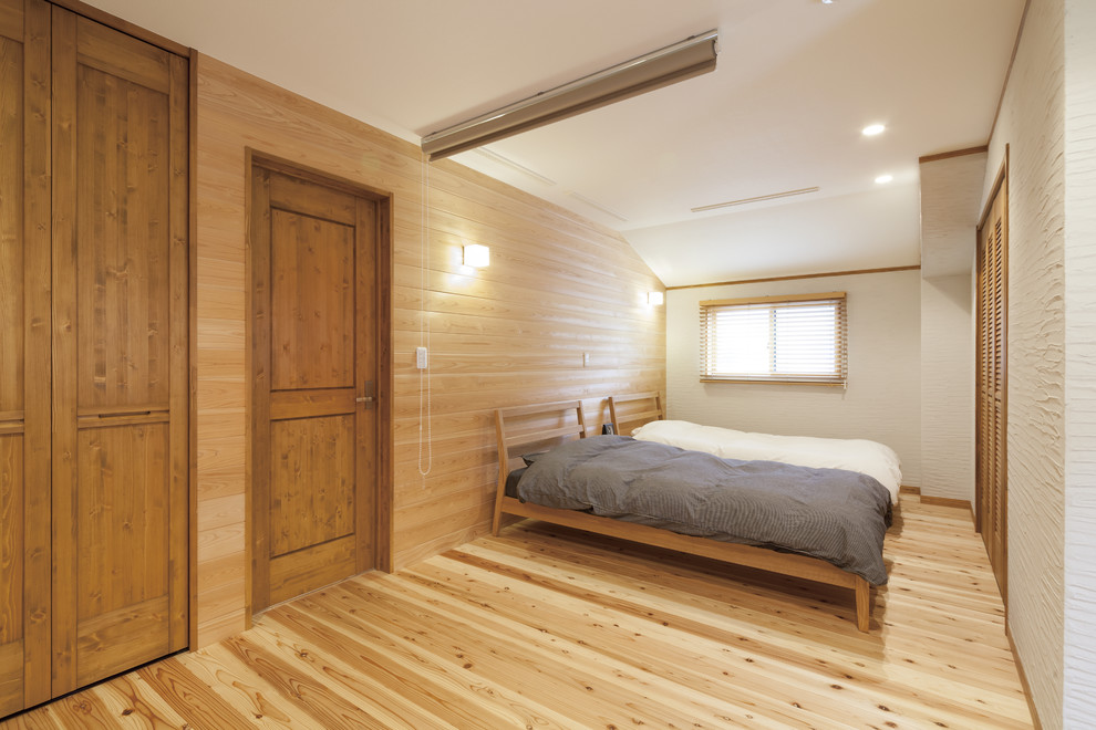 Design ideas for a bedroom in Tokyo Suburbs with light hardwood flooring.