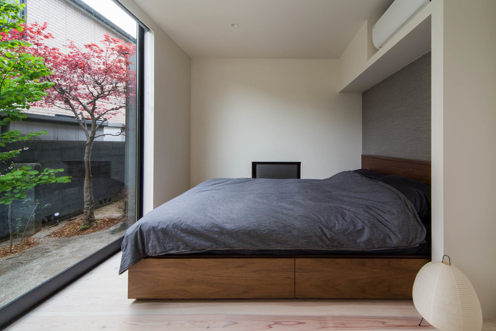 Ispirazione per una camera da letto moderna con pareti multicolore, parquet chiaro e pavimento beige