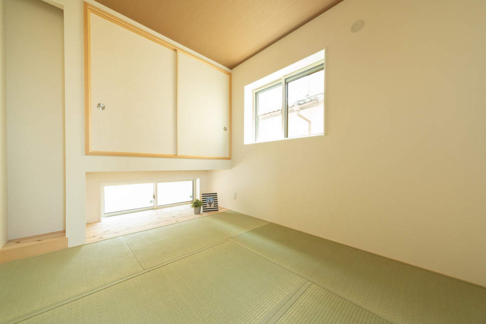Immagine di una camera degli ospiti nordica con pareti bianche, pavimento in tatami, pavimento verde, soffitto in carta da parati e carta da parati