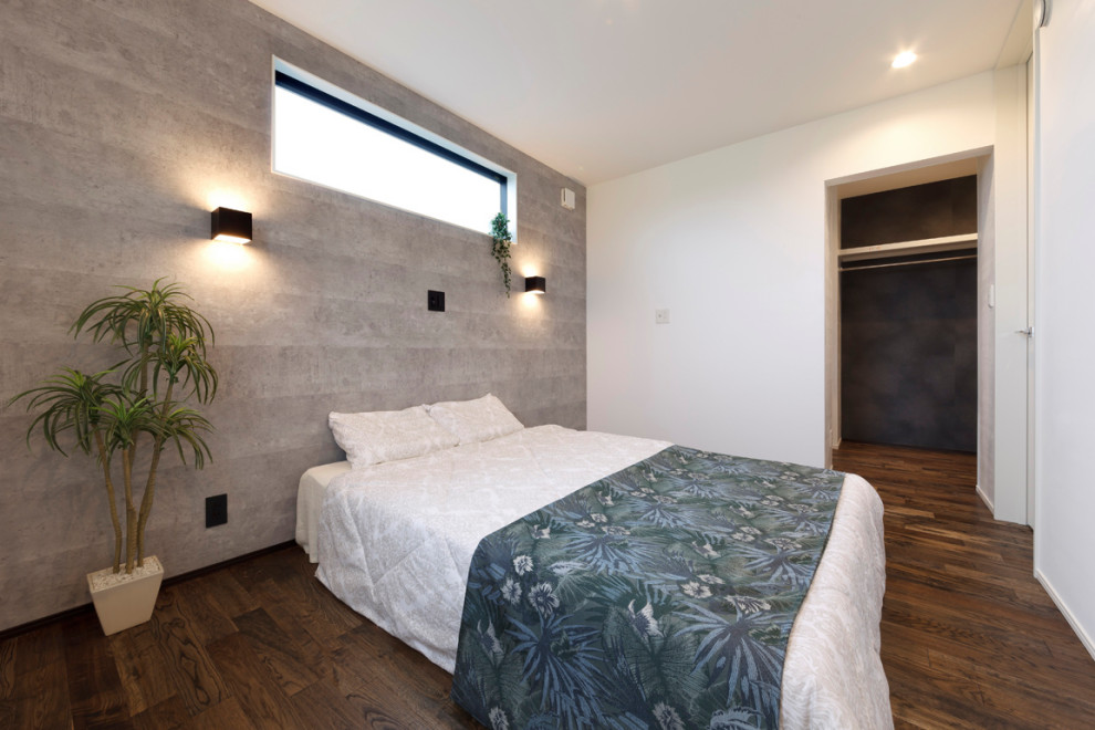 Modernes Hauptschlafzimmer mit grauer Wandfarbe, dunklem Holzboden, braunem Boden, Tapetendecke und Tapetenwänden in Sonstige
