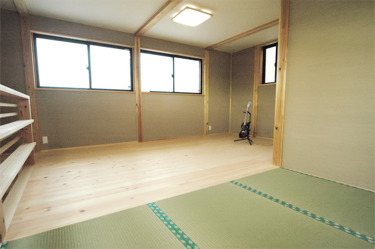 Ejemplo de dormitorio principal de estilo zen pequeño con paredes verdes, vigas vistas y papel pintado