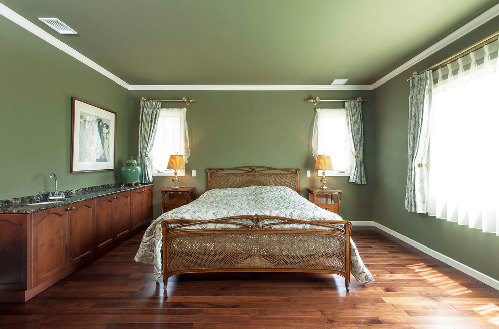 他の地域にあるトラディショナルスタイルのおしゃれな寝室 (緑の壁、無垢フローリング、茶色い床) のレイアウト