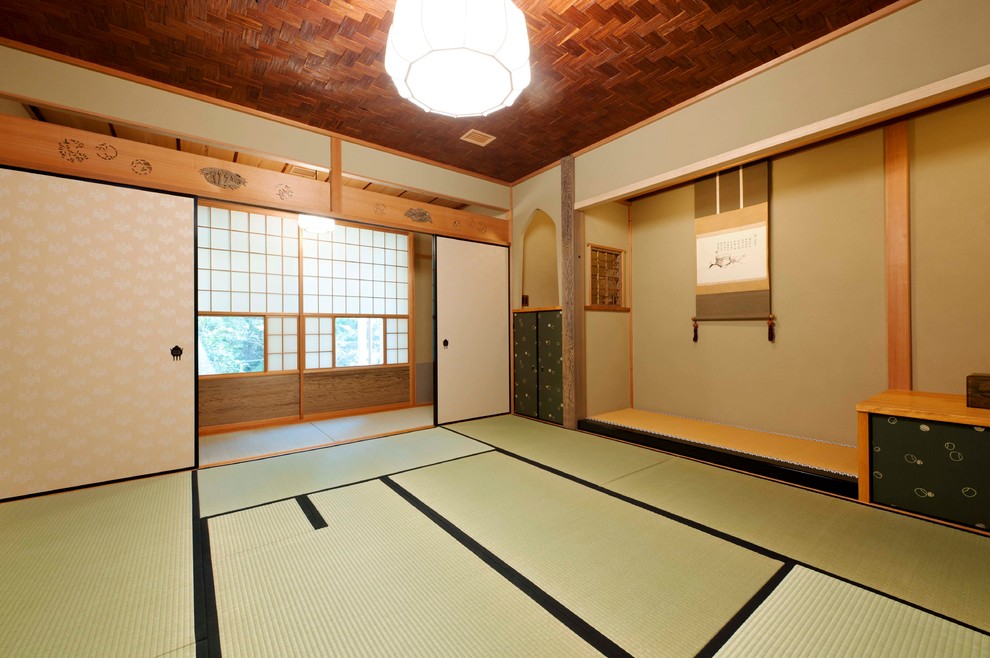 Foto di una camera da letto etnica con pareti marroni, pavimento in tatami e pavimento verde