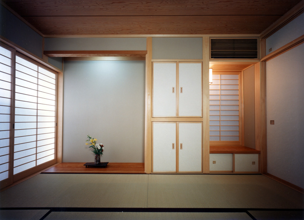 Small modern bedroom in Osaka with grey walls, tatami flooring, no fireplace and beige floors.