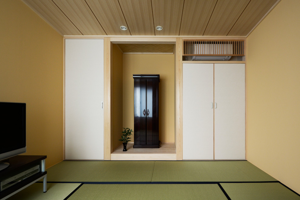 Ispirazione per una camera matrimoniale stile americano di medie dimensioni con pareti beige, pavimento in tatami, nessun camino e pavimento verde