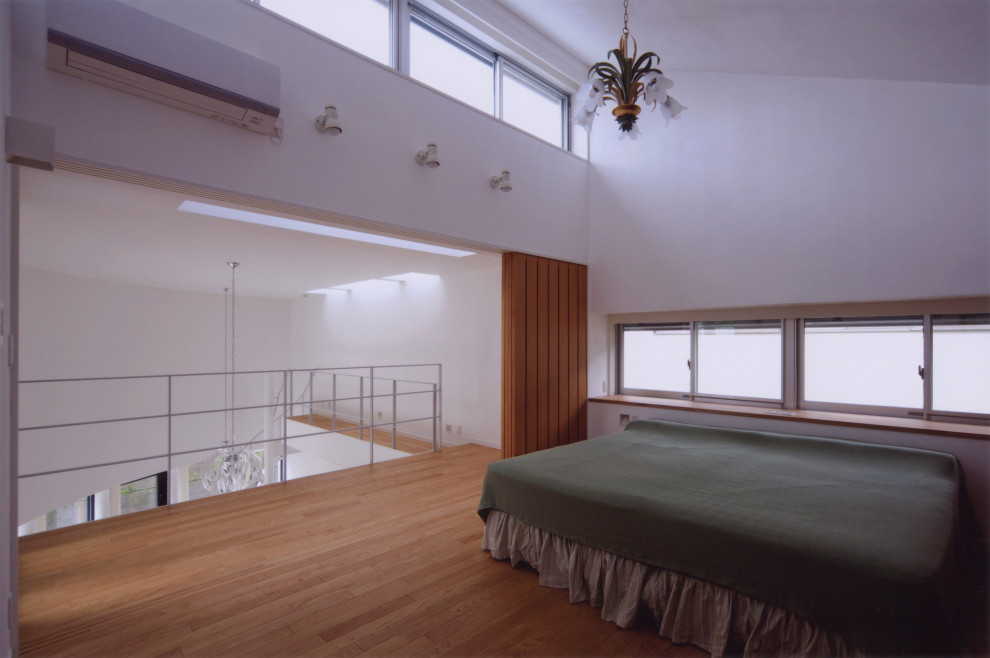 Idées déco pour une chambre parentale moderne avec un mur blanc, parquet clair, un sol beige, un plafond en papier peint et du papier peint.