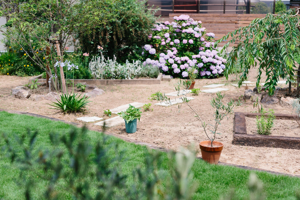 Ejemplo de jardín pequeño en patio delantero con jardín francés y exposición total al sol