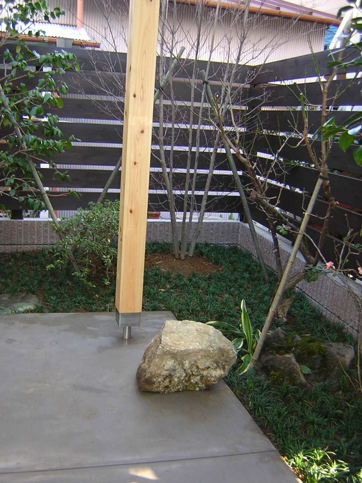 Foto de jardín de estilo zen pequeño en patio delantero con jardín francés, privacidad y exposición parcial al sol