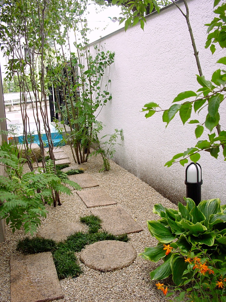 東京23区にある和風のおしゃれな庭の写真