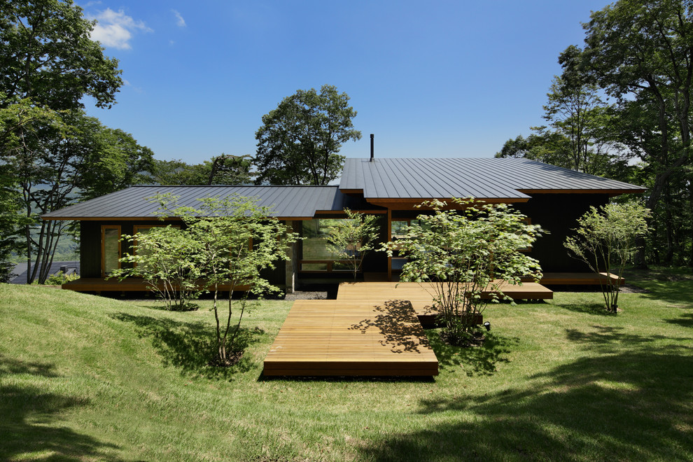 Asiatischer Japanischer Garten hinter dem Haus mit direkter Sonneneinstrahlung und Dielen in Sonstige