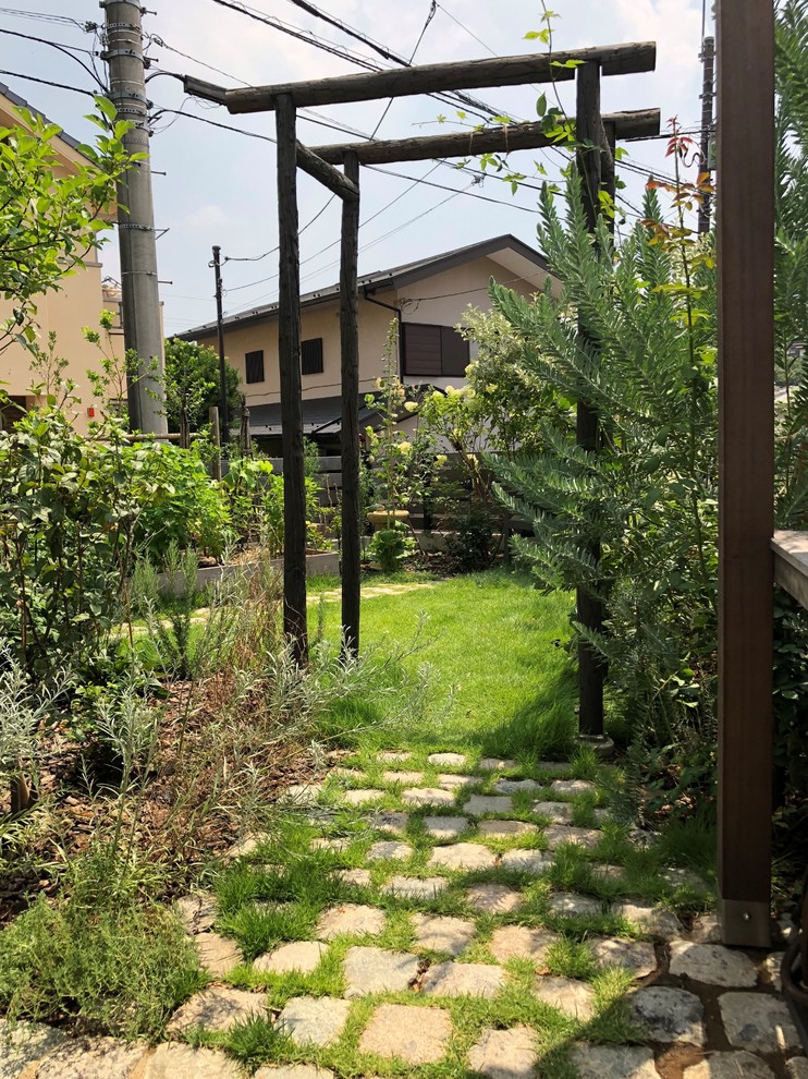 Idee per un grande orto in giardino tradizionale esposto in pieno sole davanti casa in estate